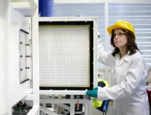technicienne de laboratoire vérifie la qualité de l'air d'un bâtiment