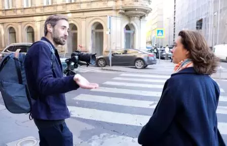 Estelle Brachlianoff, DG de Veolia et Ludovic B Youtubeur en interview dans la rue à Budapest