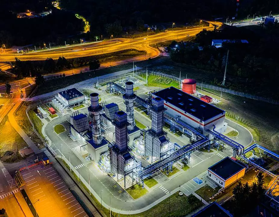 Vue aérienne de nuit du site de production de chaleur pour le réseau de chauffage de Poznan, Pologne